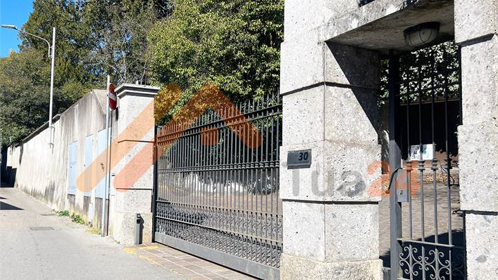 Casale con giardino privato e box